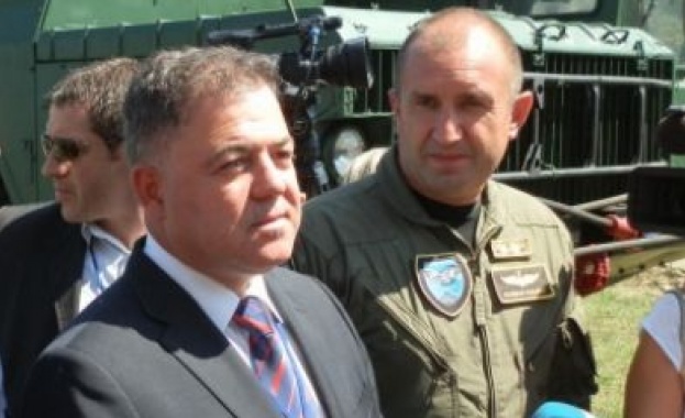 Министър Ненчев организирал група за компромати срещу генерал Радев