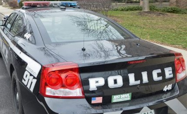 Въоръжен с хладно оръжие мъж взе за заложници деца и