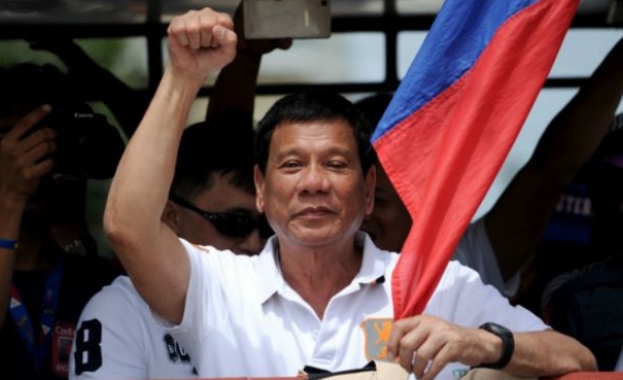 Президентът на Филипините Родриго Дутерте подписа закон, който прави образованието