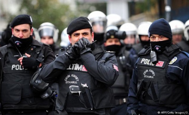Турската полиция е арестувала 44-ма заподозрени при антитерористични операции, включително