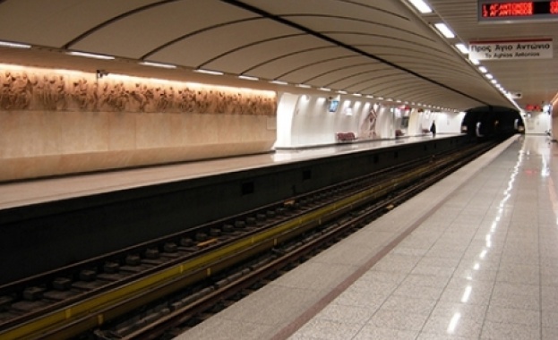 Хора чакат по 5 часа за електронен билет в атинското