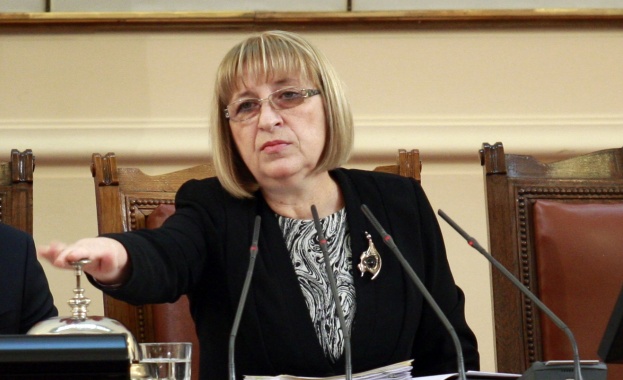 Правосъдният министър Цецка Цачева отново внася точка за отчет на