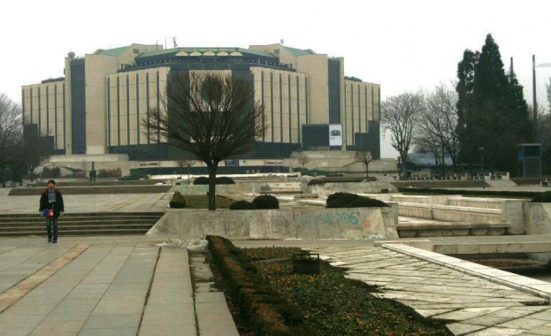 Ремонтът на пространството на площад България пред сградата на Националния