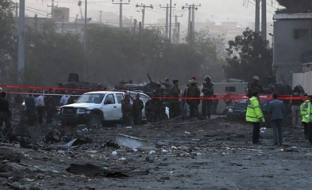 Атентатор самоубиец се е взривил в шиитска джамия в афганистанската