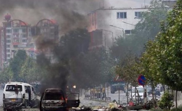 Най малко 21 души са загинали при експлозия на кола бомба