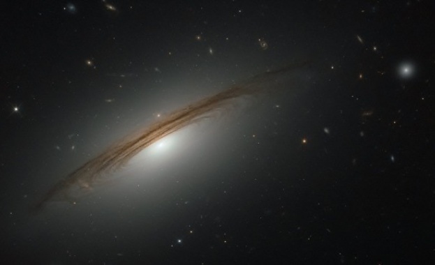 Tелескопът „Хъбъл“ засне странна галактика хибрид