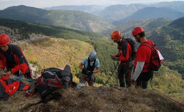 Планински спасители са транспортирали в болница турист, паднал от Смолянските