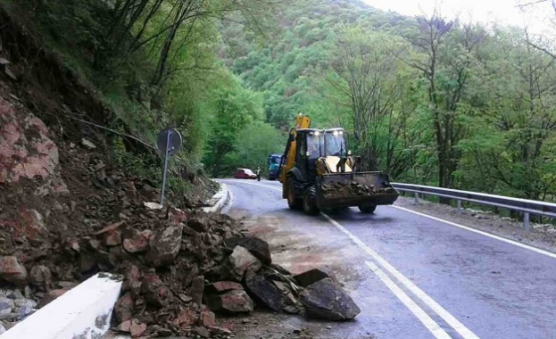 Двама души са изолирани в планината заради затрупване на път