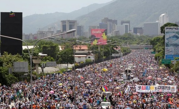 Десетки хиляди хора бягат ежедневно от Венецуела в резултат на