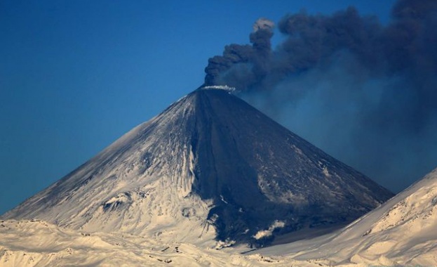 Вулканът Синабунг на индонезийския остров Суматра изхвърли пепел и гореща
