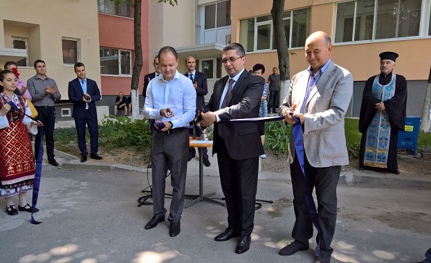 Министър Николай Нанков откри реновирания блок 5 в ямболския ж