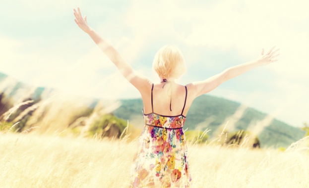 Светлината мисли че е по бърза от всичко но греши