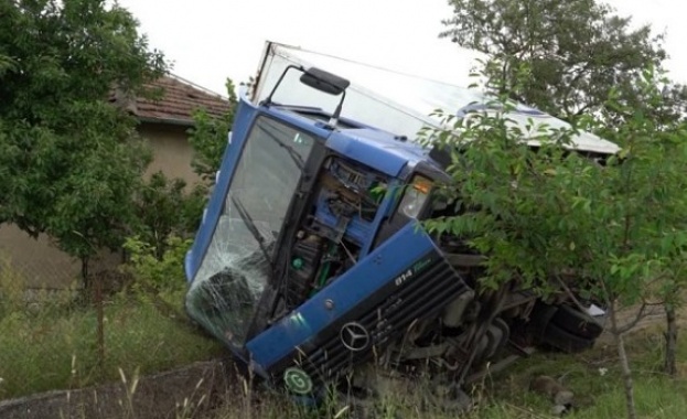 Камион се вряза в ограда на къща в монтанското село