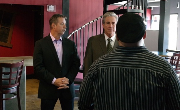 Какво правят служителите в заведенията и магазините когато шефът не