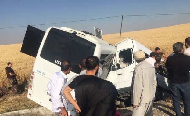 Турски полицейски автобус се сблъска с граждански микробус в околия