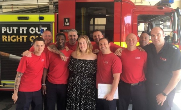 Британската певица Адел направи изненадващо посещение на някои от пожарникарите,