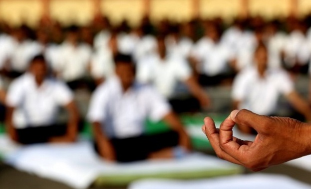 Премиерът на Индия Нарендра Моди и хиляди индийци правиха йога