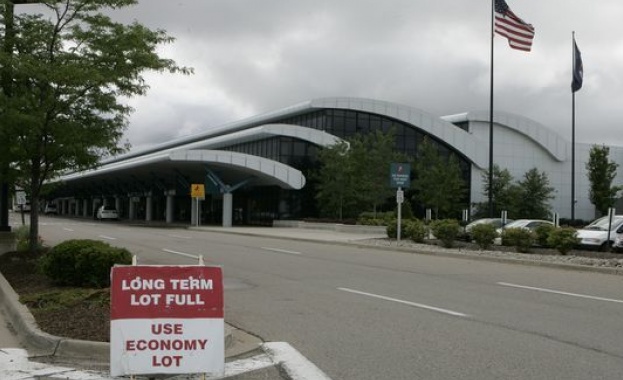 Полицай е в тежко състояние след като беше намушкан на