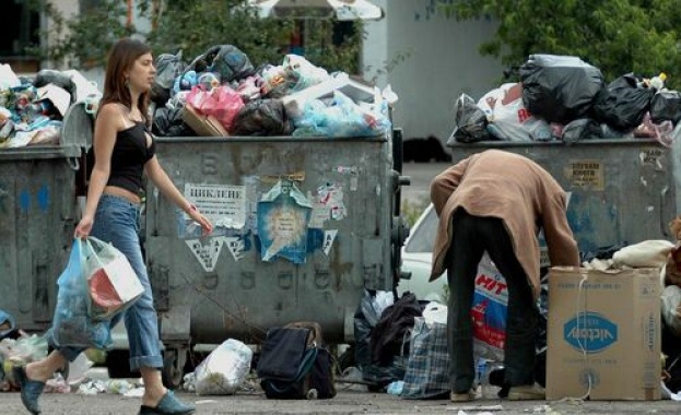 Служителите по чистотата в общините в Гърция стачкуват и големите