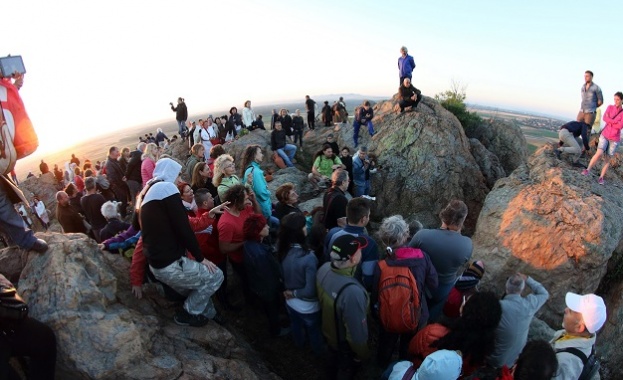 Слънцестоенето събра стотици хора в антична местност край Ямбол Лятното