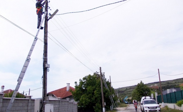 Специалисти на ЕНЕРГО ПРО подмениха близо 2600 метра въздушни проводници