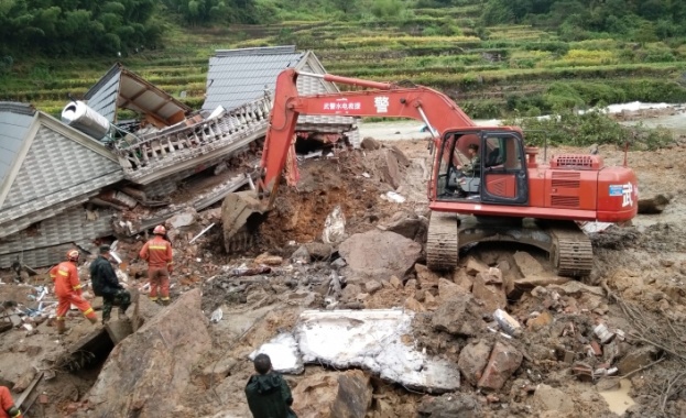 Повече от 100 души бяха затрупани от свлачище в китайската