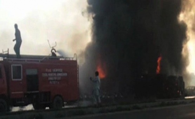 Най малко 100 души са загинали след като камион превозващ