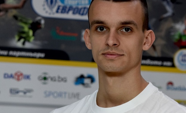 Спортният талант на „Еврофутбол, таекуондистът Владимир Далаклиев, постави знамето на