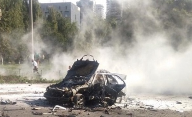 Камерите за наблюдение заснеха мощен взрив на Мерцедес в Киев