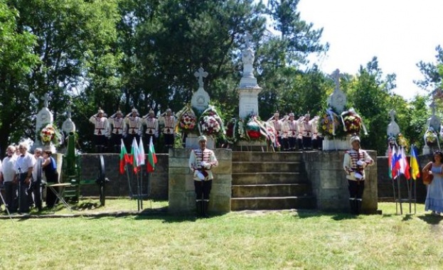 Благодаря ви братя българи че и след 140 години пред