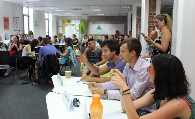 Общо 40 гимназисти от цялата страна които участваха в пилотното