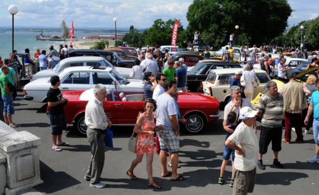 В Десетото юбилейно издание на ретро парада в Бургас ще