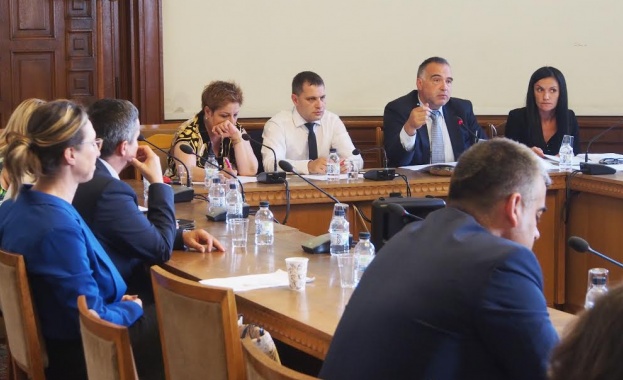 Председателят на Комисията по взаимодействието с неправителствените организации и жалбите