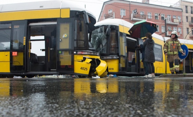 Общо 27 души са ранени при челен удар на две