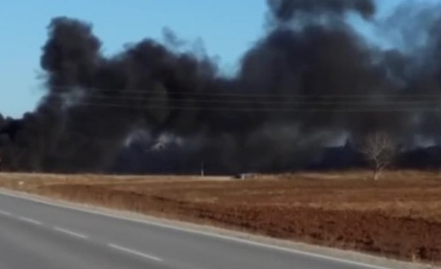 Пожар бави движението на автомагистрала Тракия Той е пламнал встрани