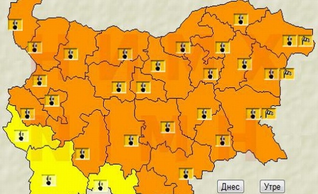 Предупреждение за опасно високи температури е в сила за цялата