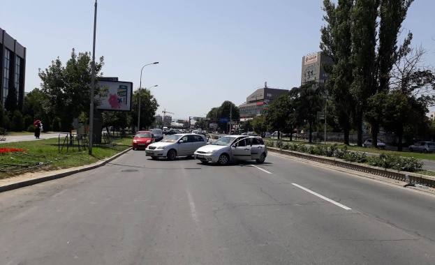 Десетки граждани блокираха с автомобилите си булевард „Гоце Делчев пред