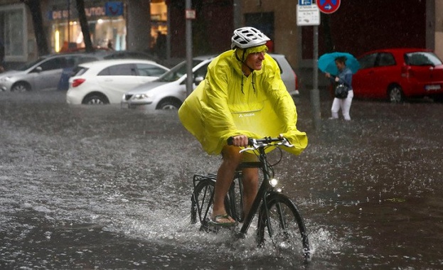 Проливни дъждове и гръмотевични бури станаха причина за наводнения в