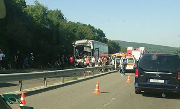 Тежка катастрофа е станала малко след 9 часа тази сутрин