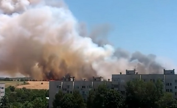 Пожар гори близо до жилищни сгради в Плевен, съобщава местният
