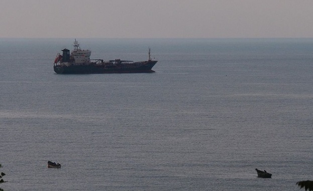 Сблъсък между танкер превозващ 38 хил т бензин и товарен