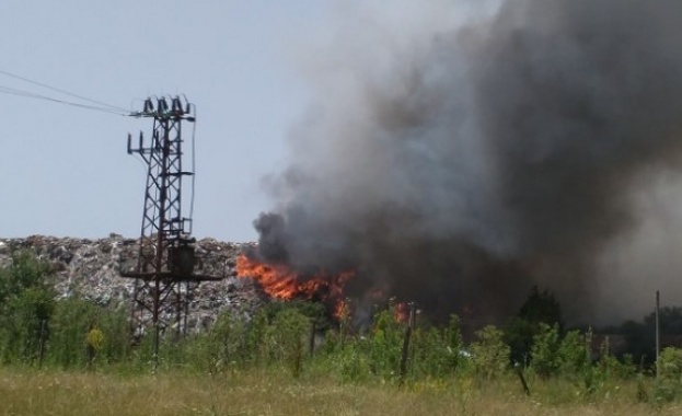 Пожар гори на сметището на Ихтиман край автомагистрала Тракия Горят