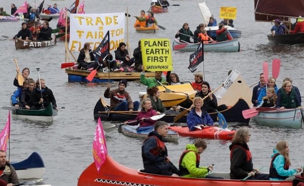 Десетки хиляди демонстранти се събраха на шествие под дъжда днес