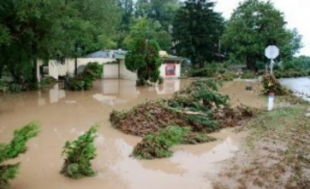 След интензивния и проливен дъжд около 13 20 часа са