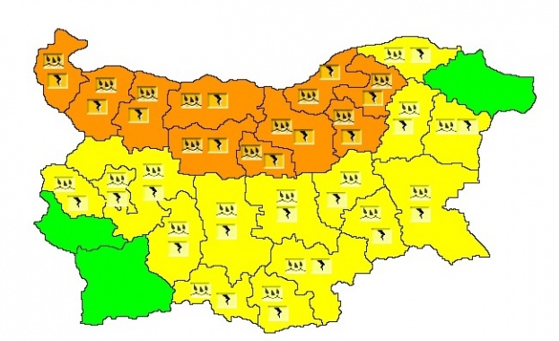 Предупреждение за гръмотевични бури и обилни валежи е обявен за