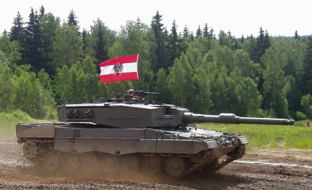 Австрия е готова да разположи военни и бронирани коли на