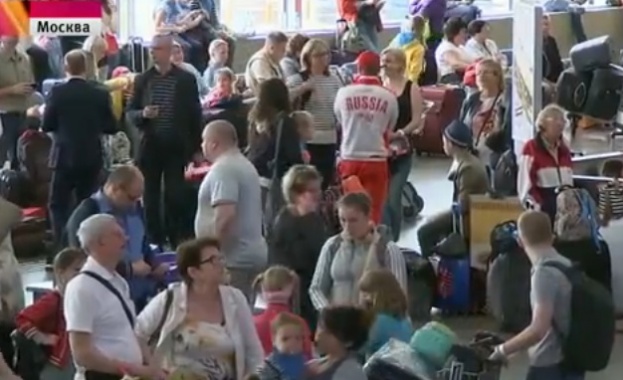 Руски туристи вече трети ден не могат да отлетят за