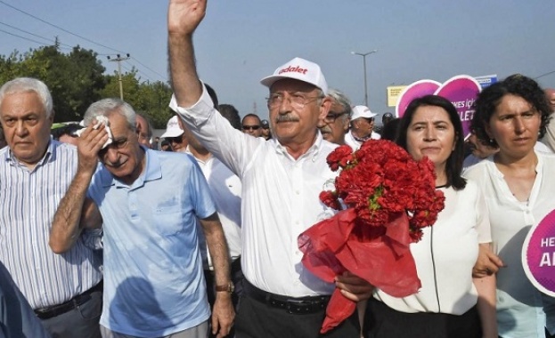 Лидерът на основната турска опозиционна партия поведе 425 километров протестен марш