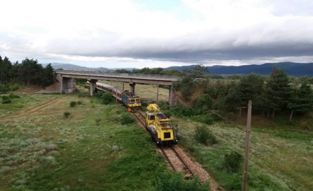 Пътнически влак превозващ около 200 души се повреди при преминаването