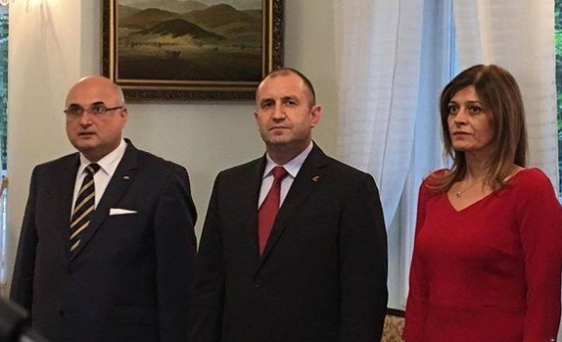 Президентът Румен Радев се срещна с българската общност в посолството